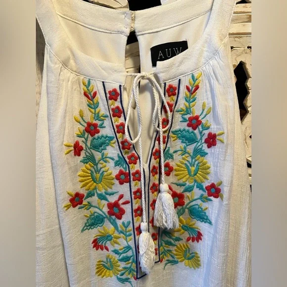 Beautiful embroidered dress - Picture 2 of 5